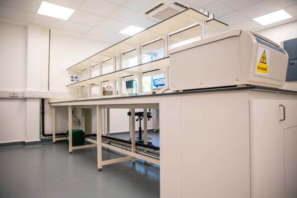 化学实验室装修VS生物实验室：核心差异与设计要点全对比